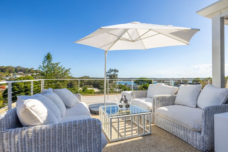 Cloud Nine, 18 Wynne Cres – heated pool, waterviews, beach