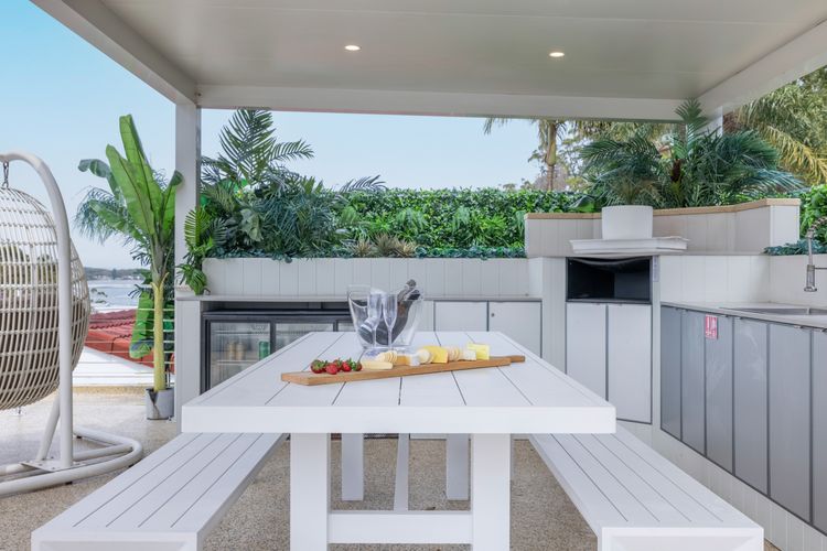 Cloud Nine, 18 Wynne Cres – heated pool, waterviews, beach