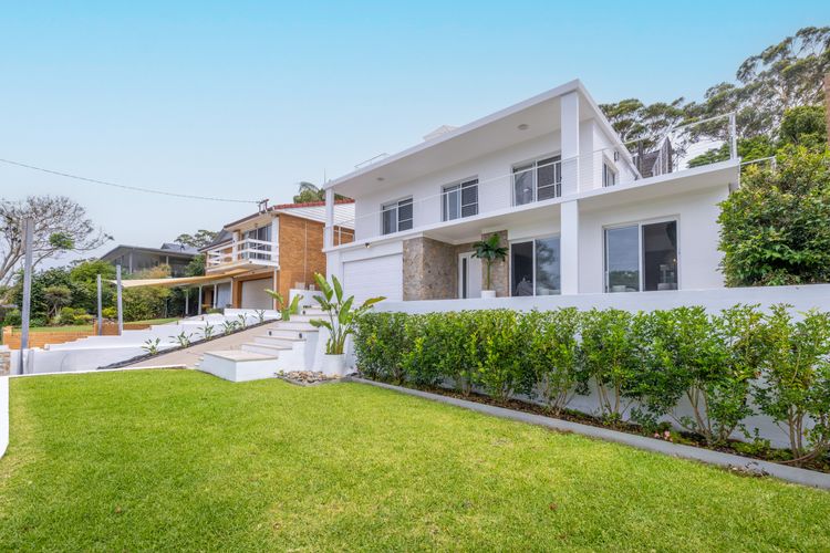 Cloud Nine, 18 Wynne Cres – heated pool, waterviews, beach