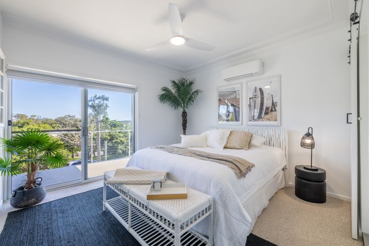 Cloud Nine, 18 Wynne Cres – heated pool, waterviews, beach