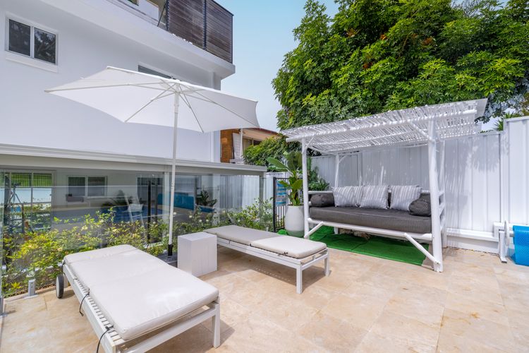 Cloud Nine, 18 Wynne Cres – heated pool, waterviews, beach