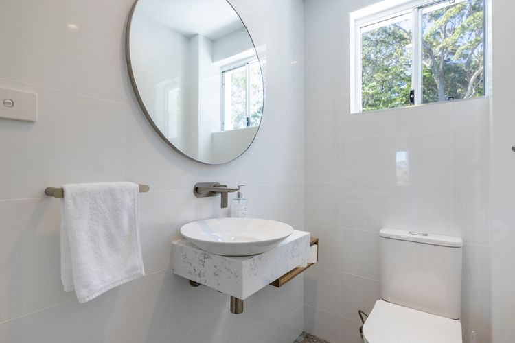 Cloud Nine, 18 Wynne Cres – heated pool, waterviews, beach