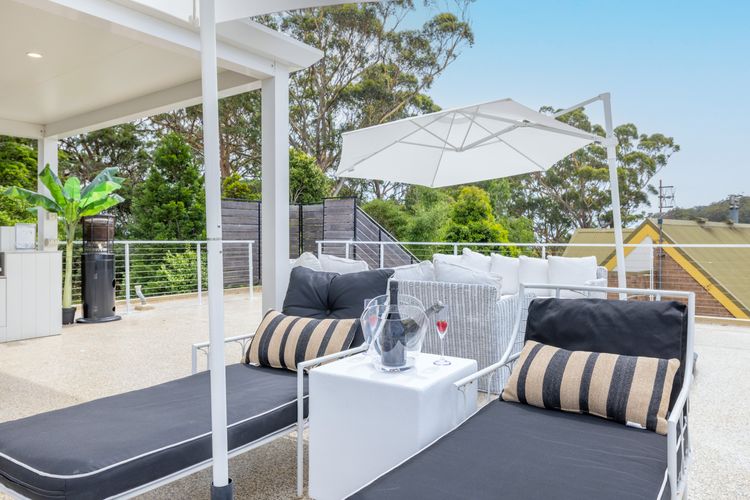 Cloud Nine, 18 Wynne Cres – heated pool, waterviews, beach