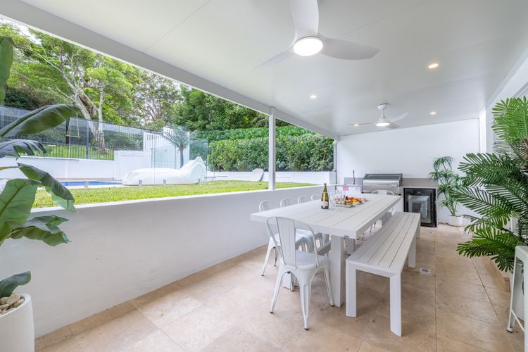 Cloud Nine, 18 Wynne Cres – heated pool, waterviews, beach
