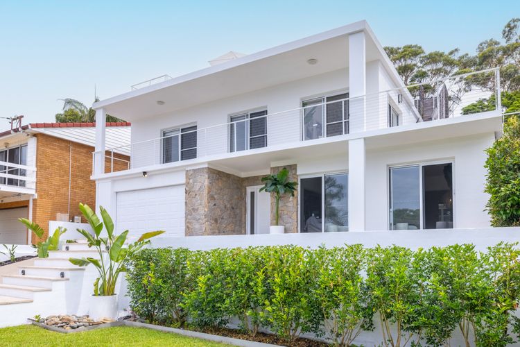 Cloud Nine, 18 Wynne Cres – heated pool, waterviews, beach