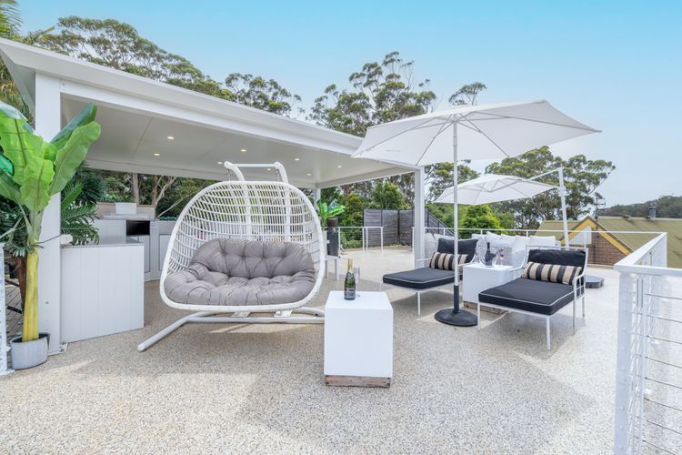 Cloud Nine, 18 Wynne Cres – heated pool, waterviews, beach
