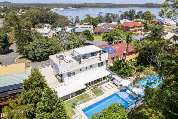 Cloud Nine, 18 Wynne Cres – heated pool, waterviews, beach