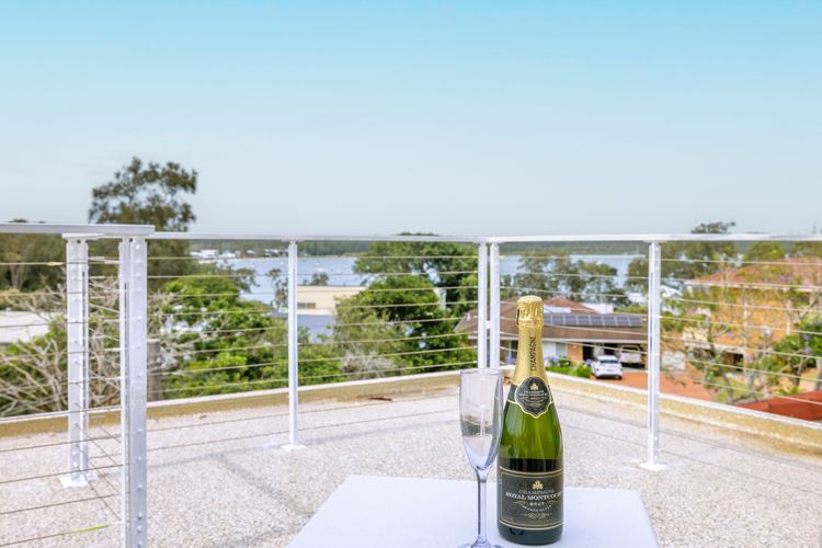 Cloud Nine, 18 Wynne Cres – heated pool, waterviews, beach