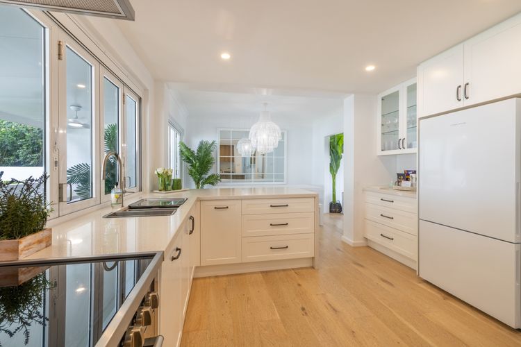 Cloud Nine, 18 Wynne Cres – heated pool, waterviews, beach