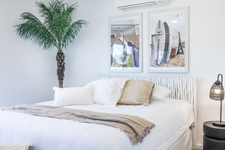 Cloud Nine, 18 Wynne Cres – heated pool, waterviews, beach