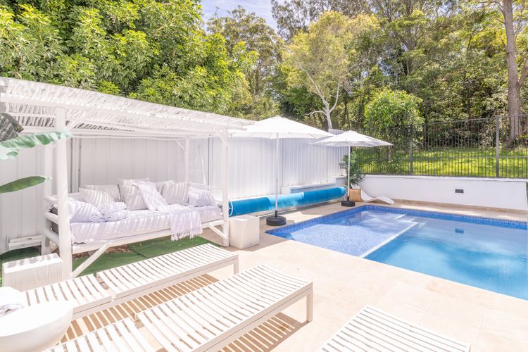 Cloud Nine, 18 Wynne Cres – heated pool, waterviews, beach