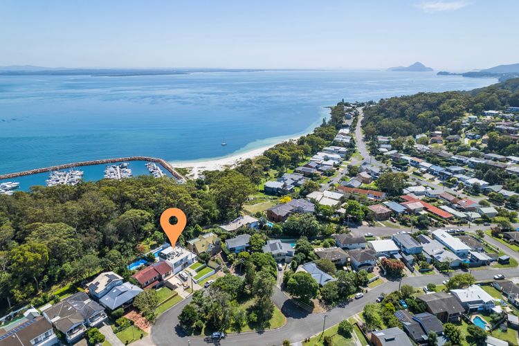 Cloud Nine, 18 Wynne Cres – heated pool, waterviews, beach