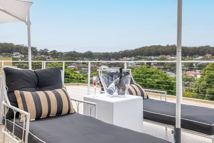Cloud Nine, 18 Wynne Cres – heated pool, waterviews, beach