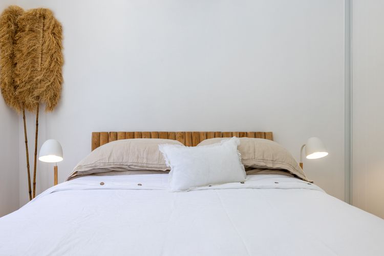 Cloud Nine, 18 Wynne Cres – heated pool, waterviews, beach