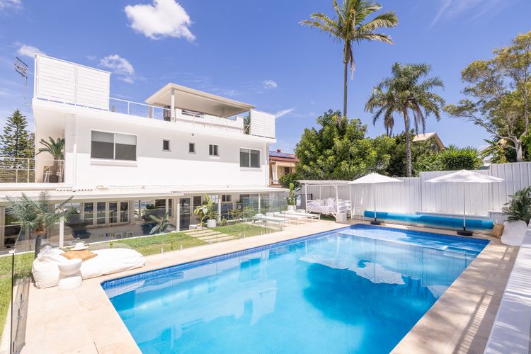 Cloud Nine, 18 Wynne Cres – heated pool, waterviews, beach