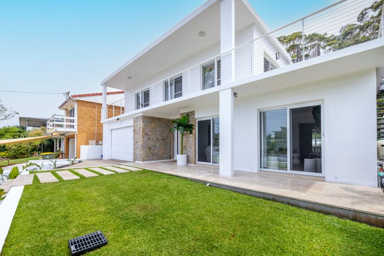 Cloud Nine, 18 Wynne Cres – heated pool, waterviews, beach