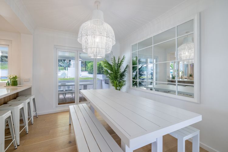 Cloud Nine, 18 Wynne Cres – heated pool, waterviews, beach