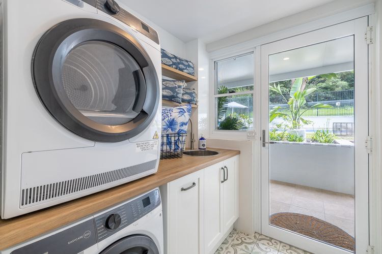 Cloud Nine, 18 Wynne Cres – heated pool, waterviews, beach