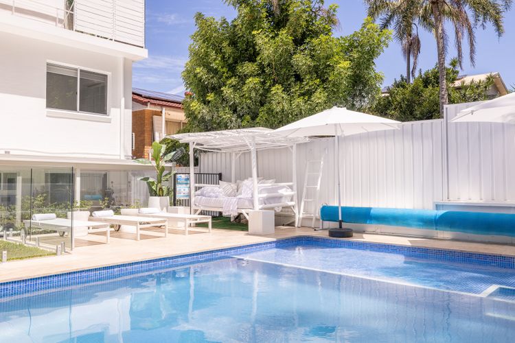 Cloud Nine, 18 Wynne Cres – heated pool, waterviews, beach
