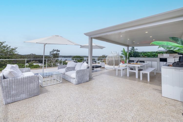 Cloud Nine, 18 Wynne Cres – heated pool, waterviews, beach