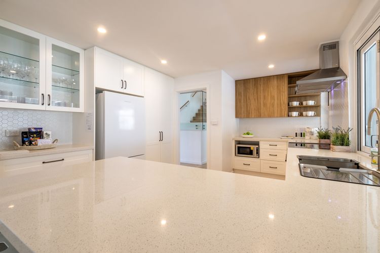 Cloud Nine, 18 Wynne Cres – heated pool, waterviews, beach