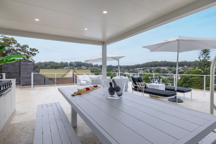 Cloud Nine, 18 Wynne Cres – heated pool, waterviews, beach