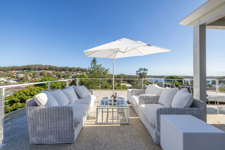 Cloud Nine, 18 Wynne Cres – heated pool, waterviews, beach