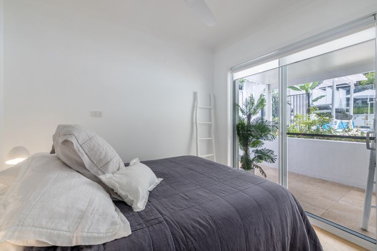 Cloud Nine, 18 Wynne Cres – heated pool, waterviews, beach
