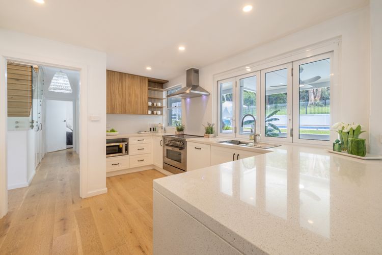 Cloud Nine, 18 Wynne Cres – heated pool, waterviews, beach