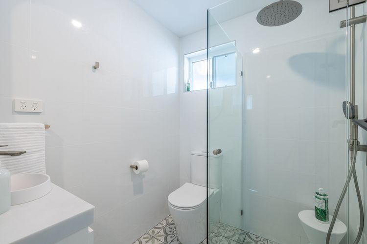 Cloud Nine, 18 Wynne Cres – heated pool, waterviews, beach