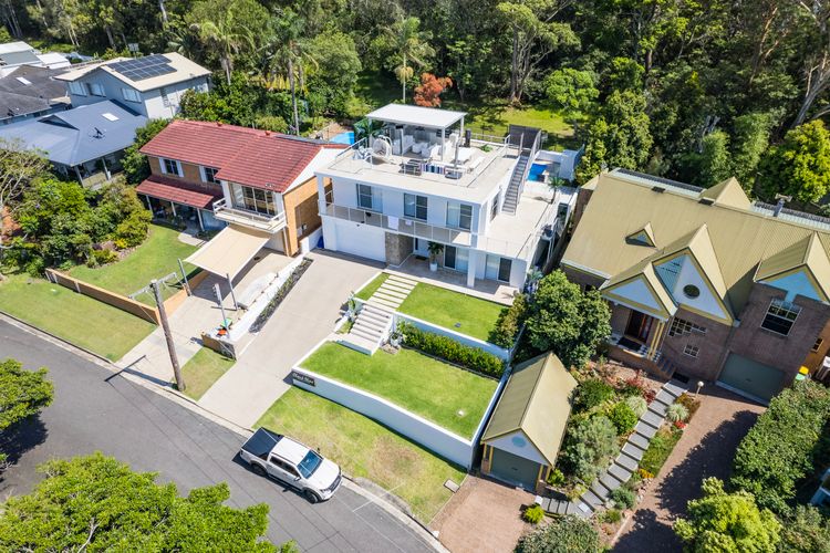 Cloud Nine, 18 Wynne Cres – heated pool, waterviews, beach