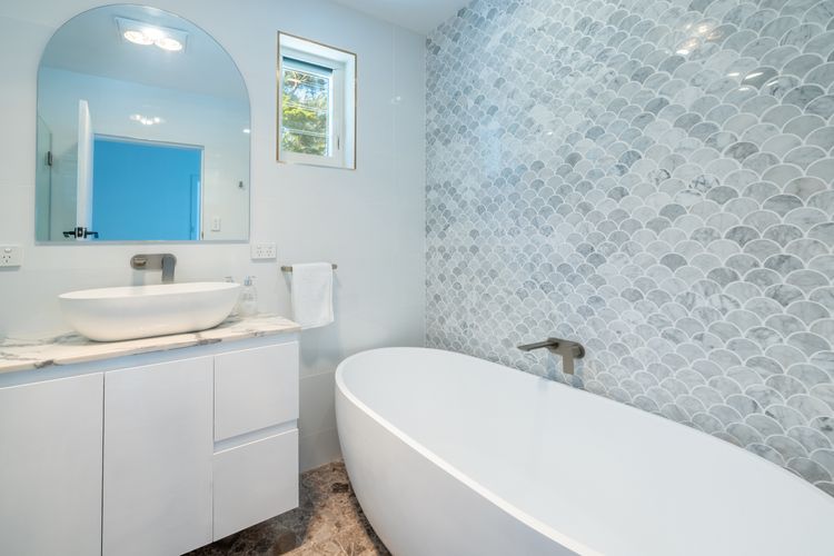 Cloud Nine, 18 Wynne Cres – heated pool, waterviews, beach