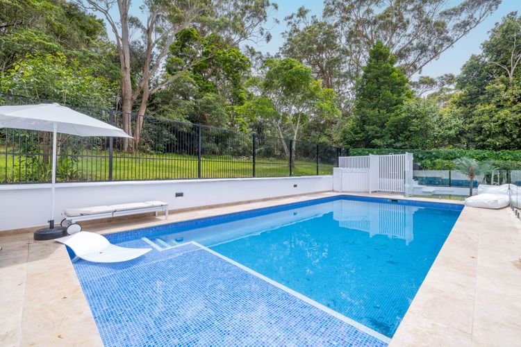 Cloud Nine, 18 Wynne Cres – heated pool, waterviews, beach