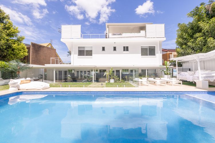 Cloud Nine, 18 Wynne Cres – heated pool, waterviews, beach