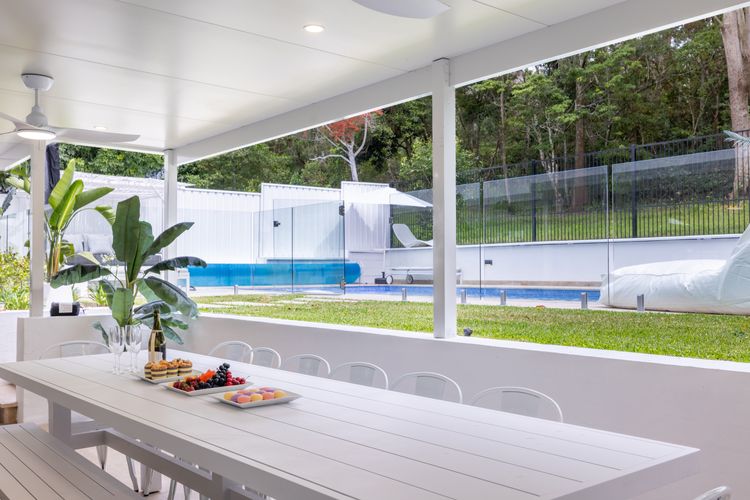 Cloud Nine, 18 Wynne Cres – heated pool, waterviews, beach