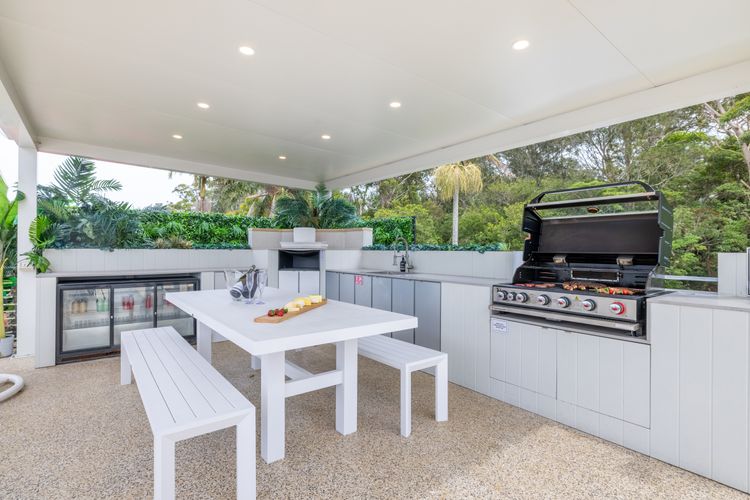 Cloud Nine, 18 Wynne Cres – heated pool, waterviews, beach