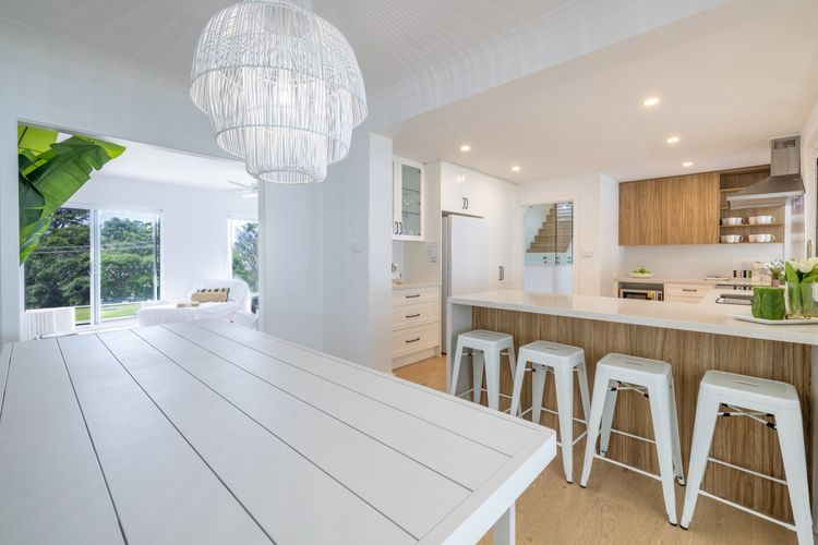 Cloud Nine, 18 Wynne Cres – heated pool, waterviews, beach
