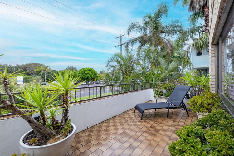 The Dunes, 14/38 Marine Dr – large unit with pool, tennis court and directly across from Fingal beach
