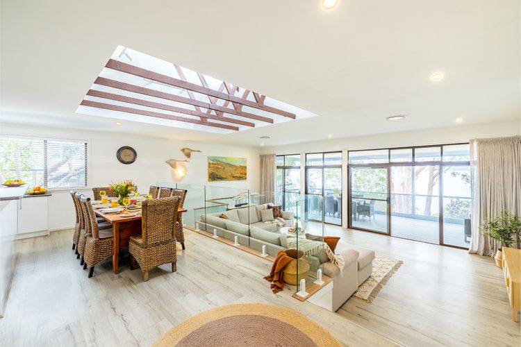 Dutchies, 20A Gloucester St – Direct beach access, Gorgeous Bay views, Huge balcony