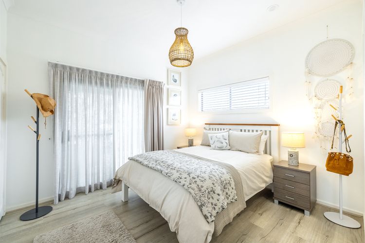 Dutchies, 20A Gloucester St – Direct beach access, Gorgeous Bay views, Huge balcony