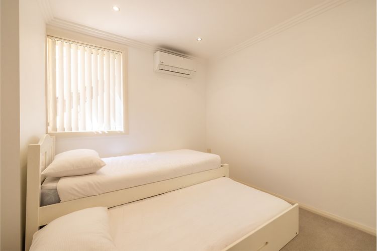 Dolphin Watch Apartments, Unit 1, 74 Magnus St – air con, wi-fi, views