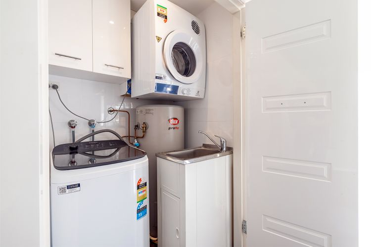 Dolphin Watch Apartments, Unit 1, 74 Magnus St – air con, wi-fi, views