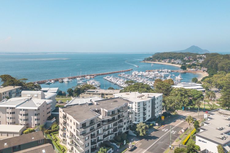Dolphin Cove 15, 2-6 Government Rd – Stunning Penthouse with views, lift, Linen & Bed Making & Ducted Air Conditioning