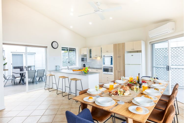 Tomaree Vista, 65 Vista Ave – stylish house with stunning water views, WiFi and Linen