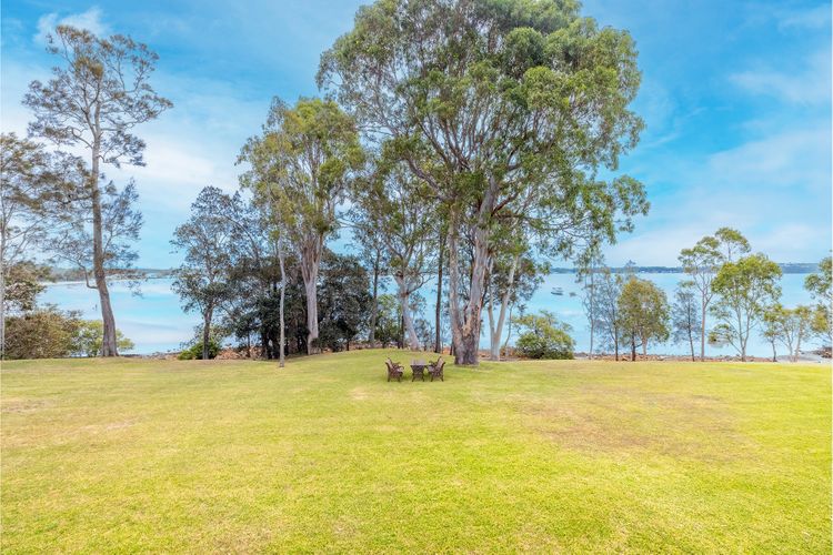Danalene, 44a Danalene Pde – stunning waterfront property with Air Con, WI-FI, Double Lock Up Garage & Boat Parking