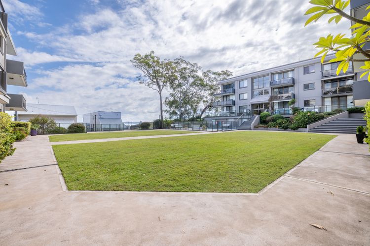 The Poplars, 15/36 Magnus Street – great complex with pool & close to town