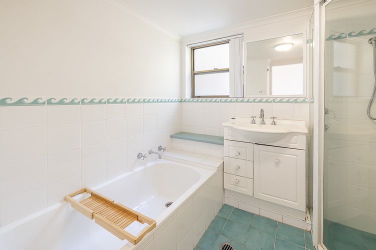 The Poplars, 16/36 Magnus St – stunning views and complex pool
