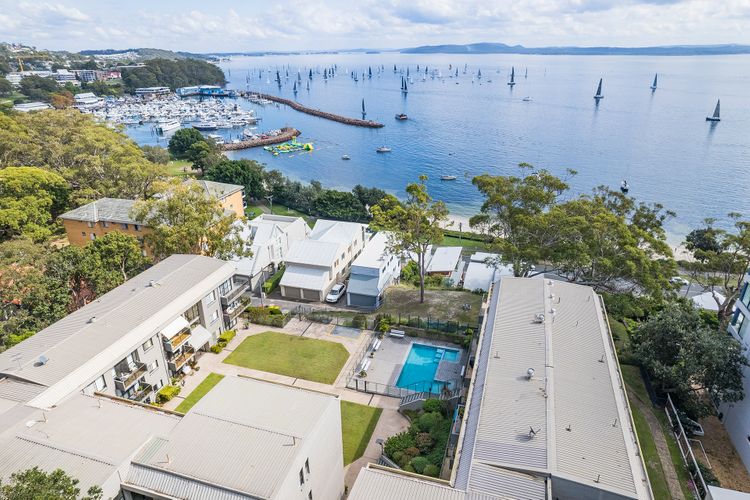 The Poplars, 16/36 Magnus St – stunning views and complex pool