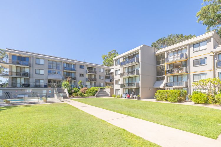 The Poplars, 16/36 Magnus St – stunning views and complex pool