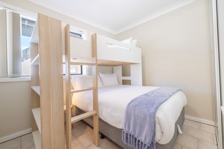 Robinson Retreat with Beach Bungalow, 3 Robinson St – air con, 2 kitchens, 6 bedrooms, 4 bathrooms
